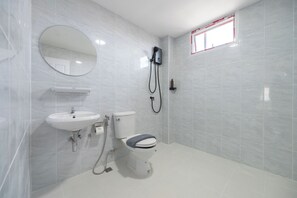 Dusche, Haartrockner, Bidet, Handtücher