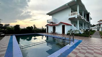 Una piscina al aire libre