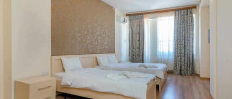 Tremannsrom – classic | Skrivebord, skrivebord for bærbar PC, lydisolert og wi-fi (inkludert)