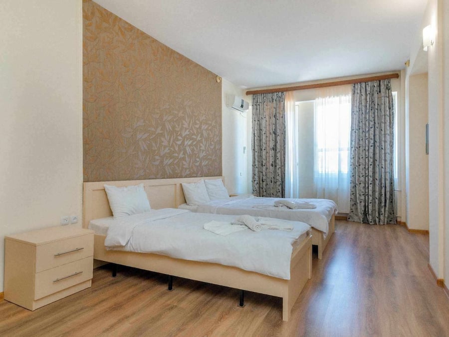 Habitación triple clásica | Escritorio y espacio para trabajar con un portátil