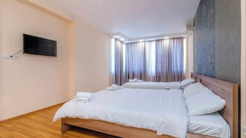 Habitació triple clàssica | 1 dormitori, escriptori i espai de treball apte per a portàtils