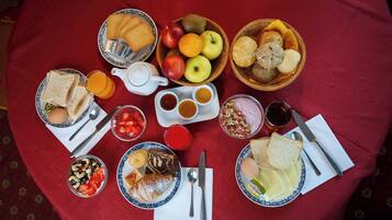 Free daily buffet breakfast