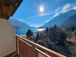 Klassieke kamer, 1 twee- of 2 eenpersoonsbedden, balkon, uitzicht op meer | Een kluis op de kamer, gratis wifi