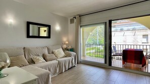 Apartment | Living room - Apartment for 4 People With Balcony (Torroella de Montgrí)