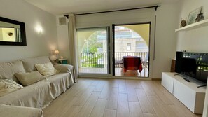 Apartment | Living room - Apartment for 4 People With Balcony (Torroella de Montgrí)