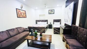 Escritorio y espacio para trabajar con laptop