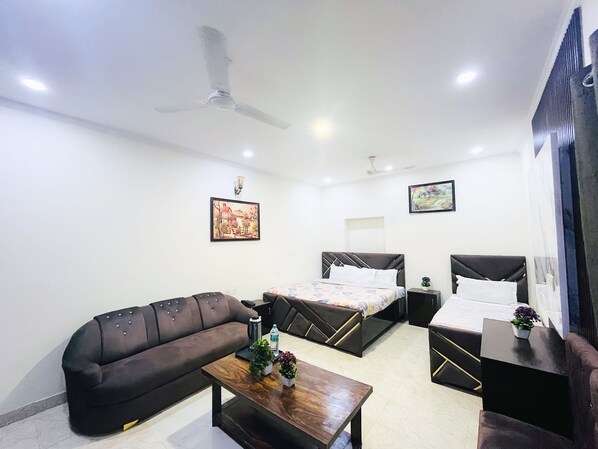 Desk, laptop workspace - Tom and jerry residency (New Delhi)