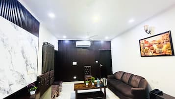 Double Room | Desk, laptop workspace