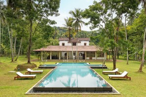 Kolam renang outdoor