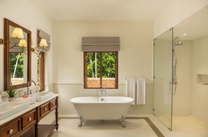 Grand Suite | Kylpyhuone | Erillinen kylpyamme ja suihku, ilmaiset hygieniatuotteet, kylpytakit