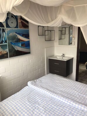 House | 1 bedroom, individually furnished
