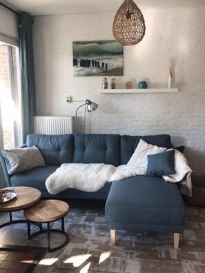 Living room - Cosy Bungalow on Quiet Resort Near Beach (Sint Maartensbrug)