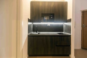 Geladeira, micro-ondas, cooktop, cafeteira/chaleira