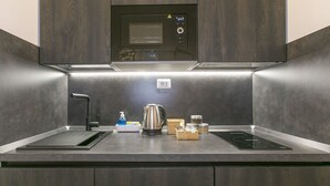 Kaffetrakter/tekoker, kjøleskap, mikrobølgeovn og kokeplater