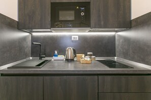 Fridge, microwave, stovetop, coffee/tea maker - Cozy house in quiet neighborhood with strategic location  (Roma)