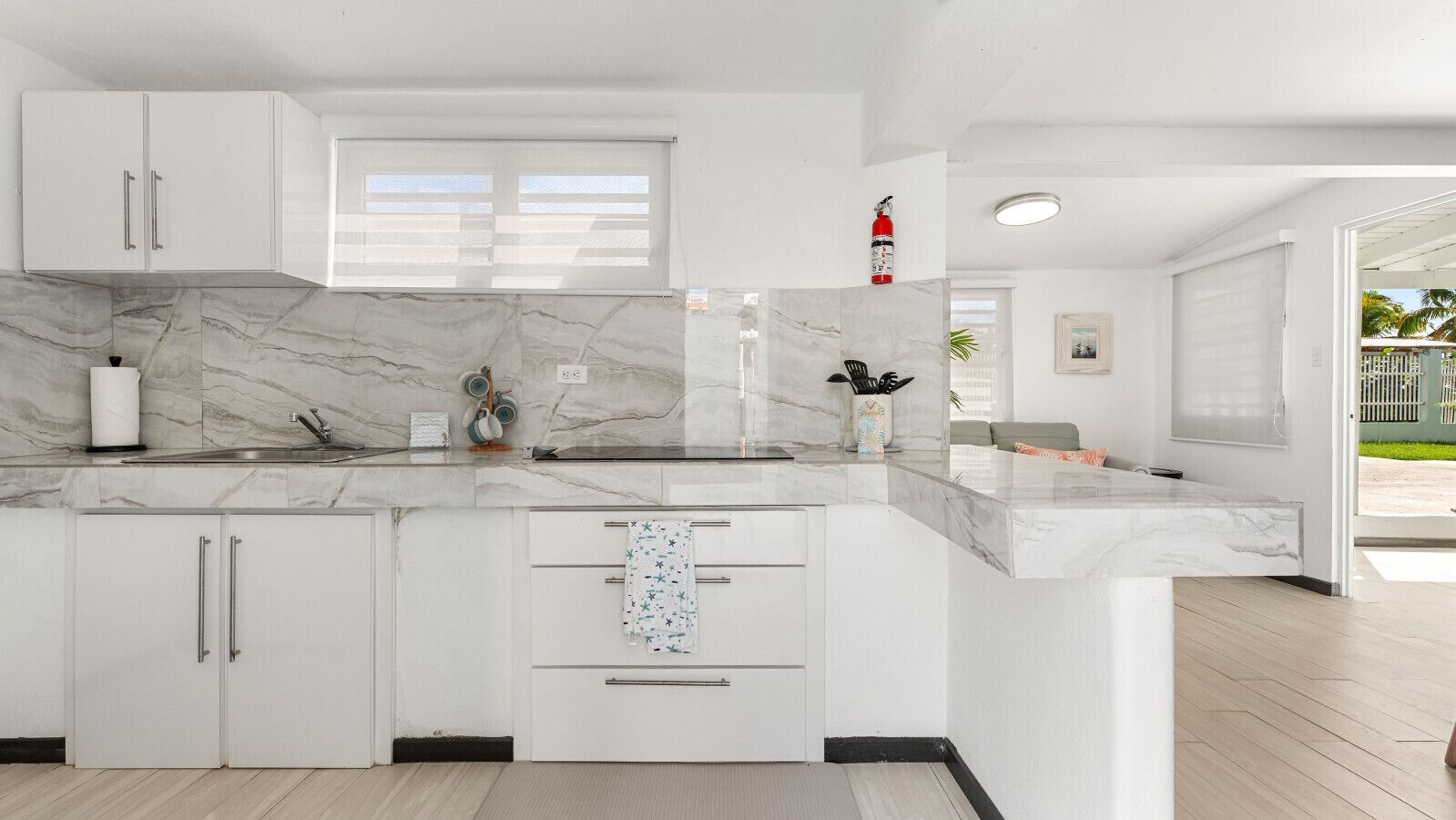 Een koelkast, een microgolfoven, een koffiezetapparaat/waterkoker