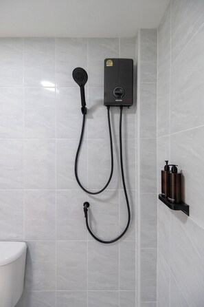 Shower, hair dryer, bidet, towels - RB10 Arun Sa Wad Chinatown 202 (Krung Thep Maha Nakhon)