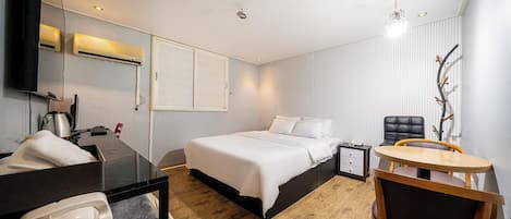 Deluxe Suite | 1 bedroom, desk, free WiFi