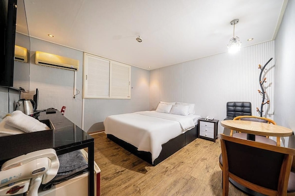 Suite Deluxe | 1 camera, una scrivania, Wi-Fi gratuito