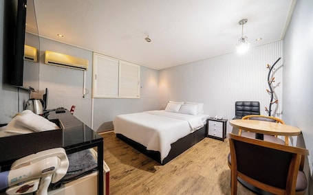 Deluxe Suite | 1 bedroom, desk, free WiFi