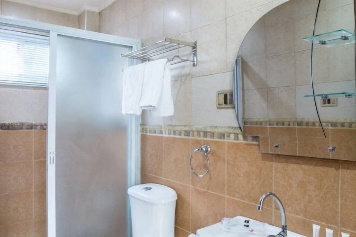 Slippers, soap, shampoo, toilet paper