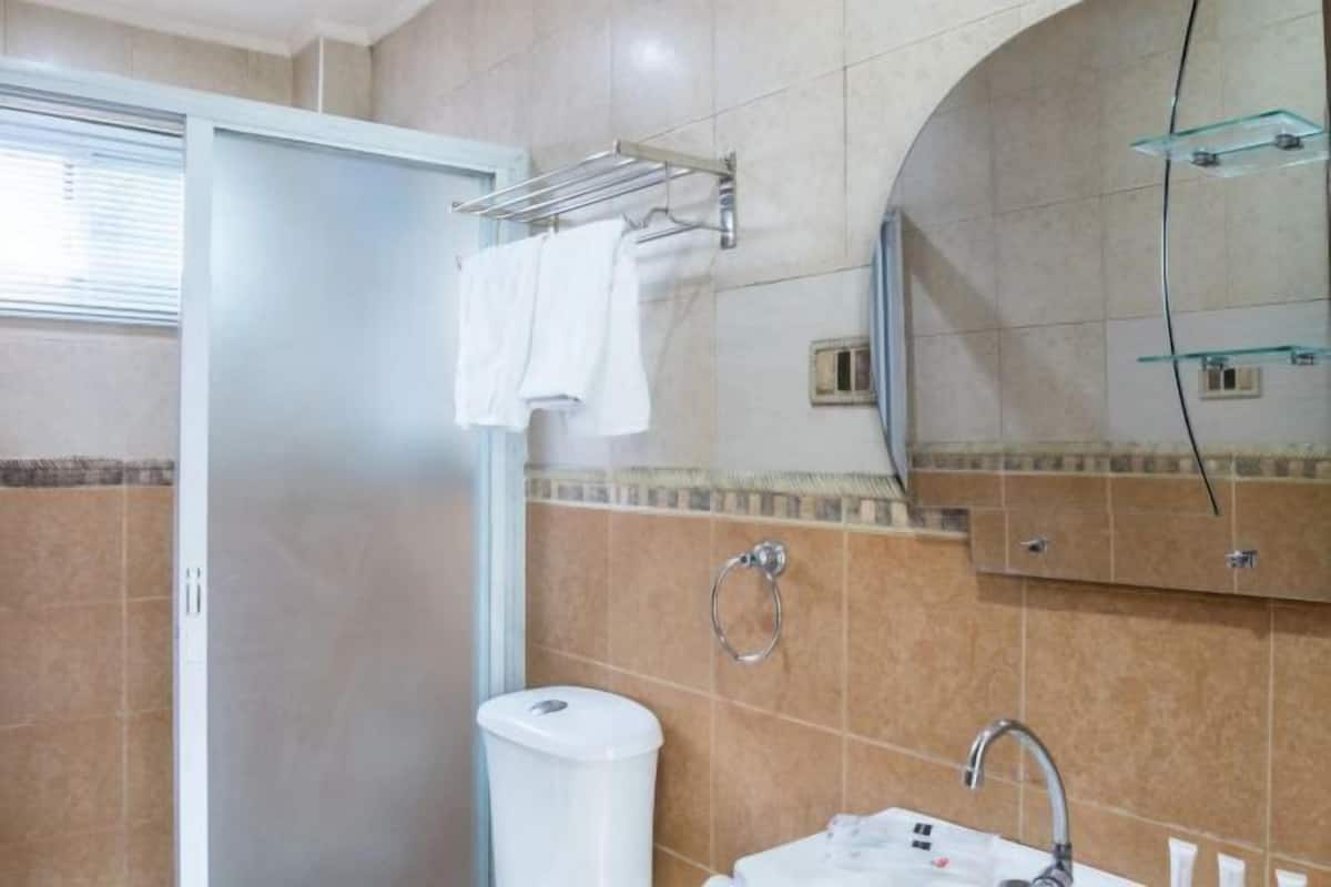 Pantuflas, jabón, shampoo, papel de baño