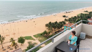Un balcone con vista sulla spiaggia e sull'oceano.