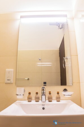 مجففات شعر، مراحيض شطف، مناشف، صابون