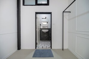 Shower, hair dryer, bidet, towels