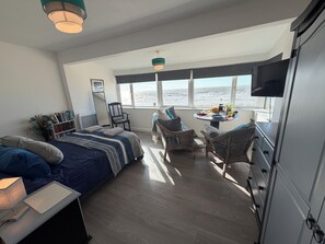 3 habitaciones y tabla de planchar con plancha 