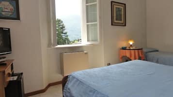 Habitación triple básica, vista a la montaña | Caja de seguridad en la habitación y tabla de planchar con plancha