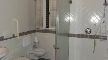 Familien-Vierbettzimmer, Bergblick | Badezimmer | Dusche, Haartrockner, Handtücher, Seife