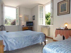 Chambre Triple, vue montagne | Coffres-forts dans les chambres, fer et planche à repasser