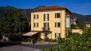 A yellow building with a sign reading "Albergos Origina Ristorante Pizzeria". - Albergo Ristorante Grigna (Mandello del Lario)