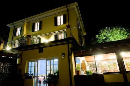Fachada de la propiedad por la tarde o noche