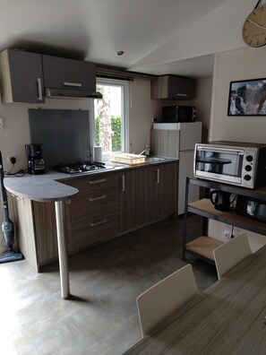 Fridge, microwave, oven, coffee/tea maker