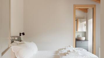 Apartment | 1 bedroom, minibar, in-room safe, desk