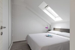 2 bedrooms, iron/ironing board, bed sheets