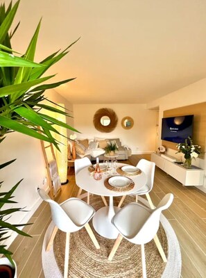 Dining - Saint-Raphaël - Apartment near Valescure golf course and sea.  (Saint-Raphaël)