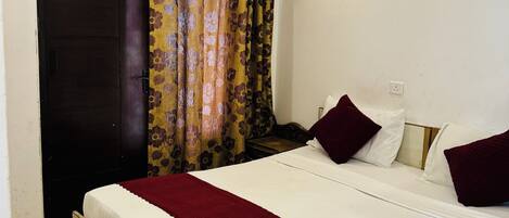Double Room | Desk, laptop workspace, soundproofing, free WiFi