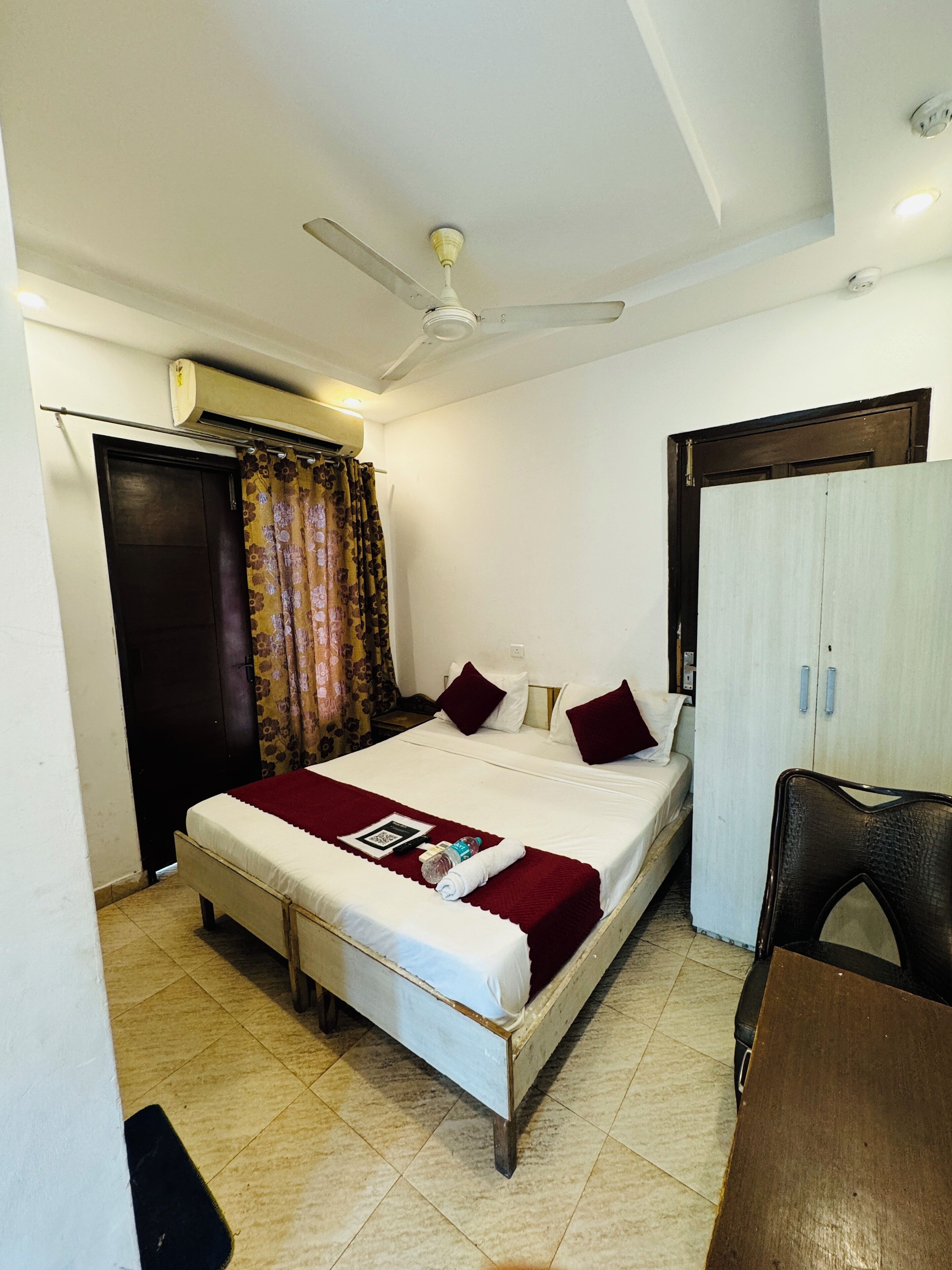 Laptop workspace, soundproofing, free WiFi