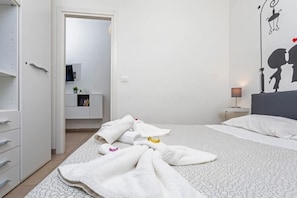 2 bedrooms, iron/ironing board, WiFi, bed sheets