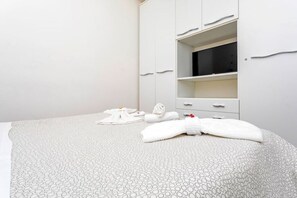 2 bedrooms, iron/ironing board, WiFi, bed sheets