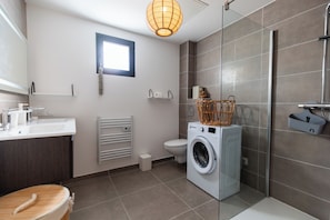 Een douche, een haardroger, handdoeken, toiletpapier