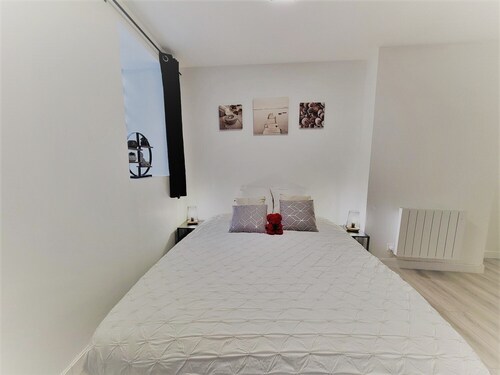 Beautiful, quiet apartment 5 minutes from Place Stan!