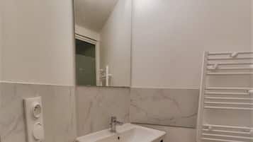 SĂšche-cheveux, serviettes fournies, savon, papier toilette