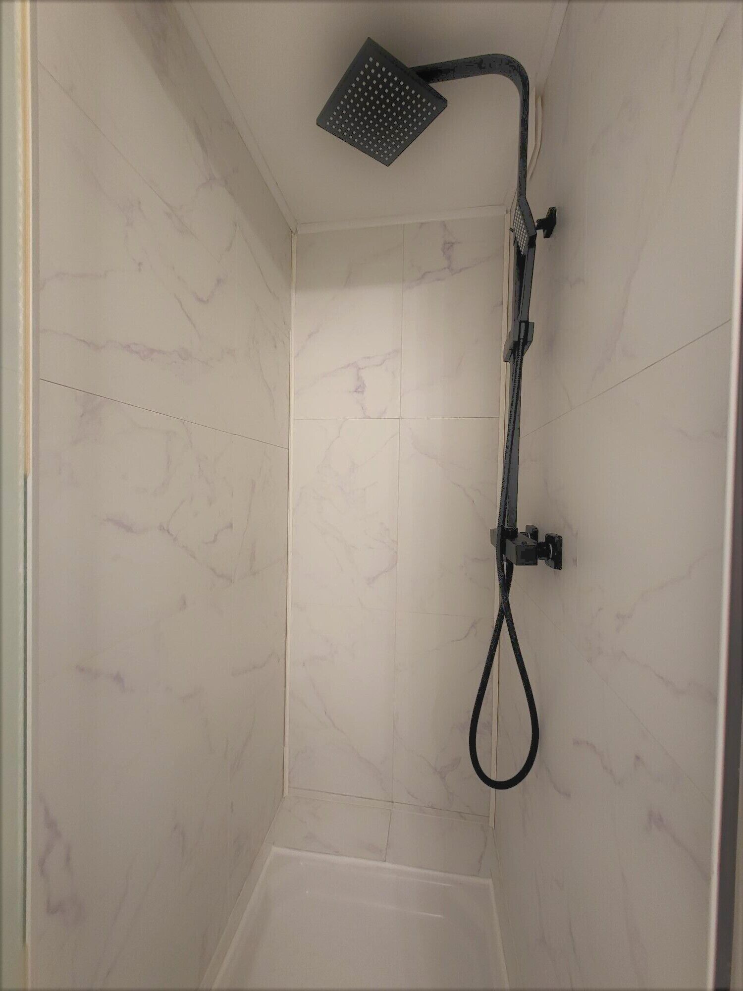 Sèche-cheveux, serviettes fournies, savon, papier toilette