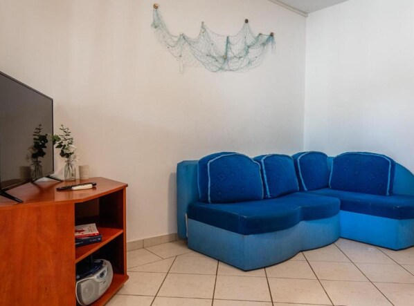 Appartamento (Two Bedroom Apartment 1) | Soggiorno | TV a schermo piatto 32 pollici con canali satellitari