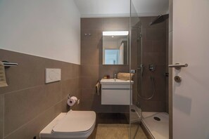 Dusche, kostenlose Toilettenartikel, Haartrockner, Hausschuhe