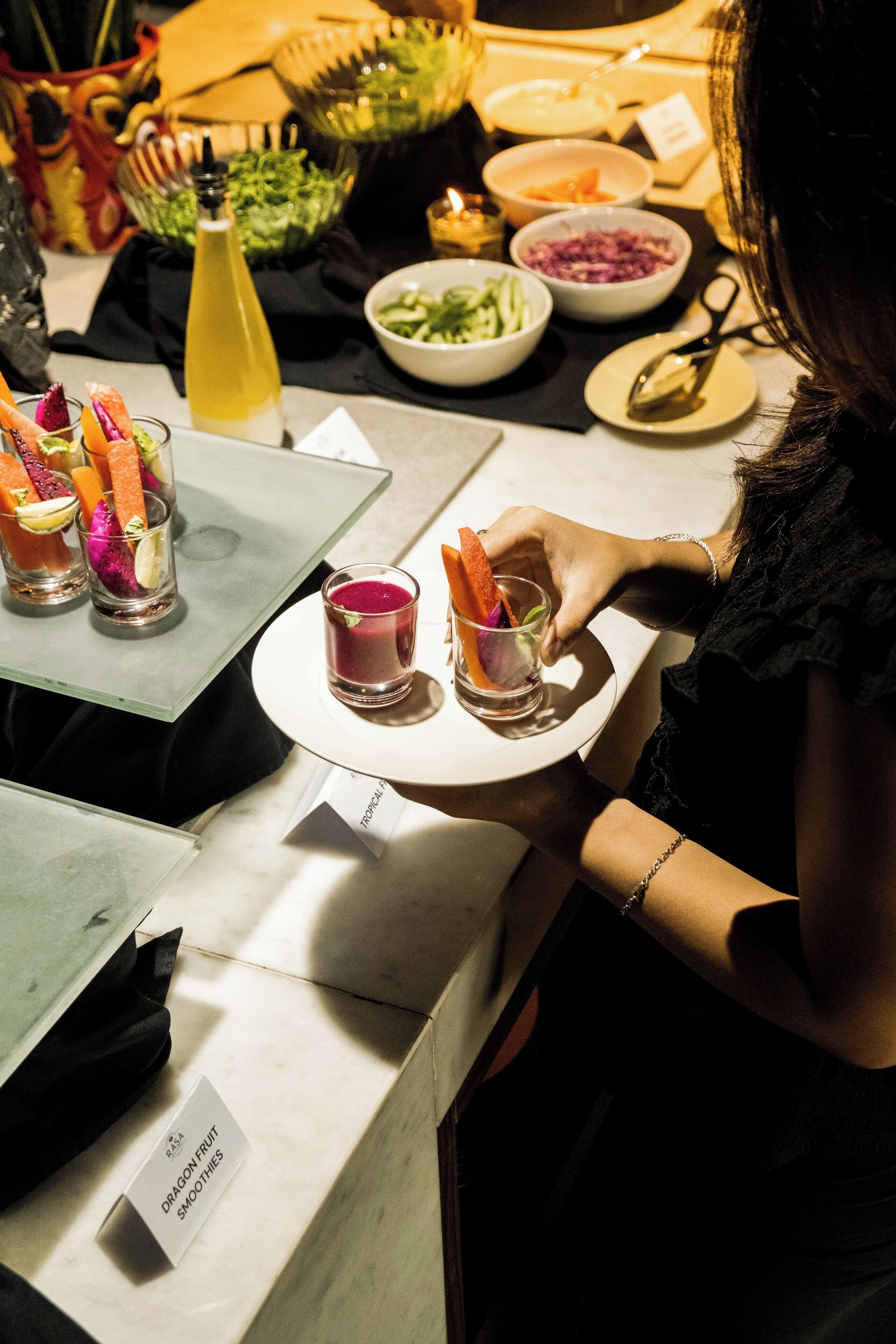Una mesa de buffet con diferentes platos y bebidas.